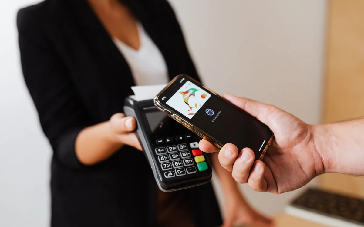 Jak zapłacić zbliżeniowo iPhone przy terminalu?