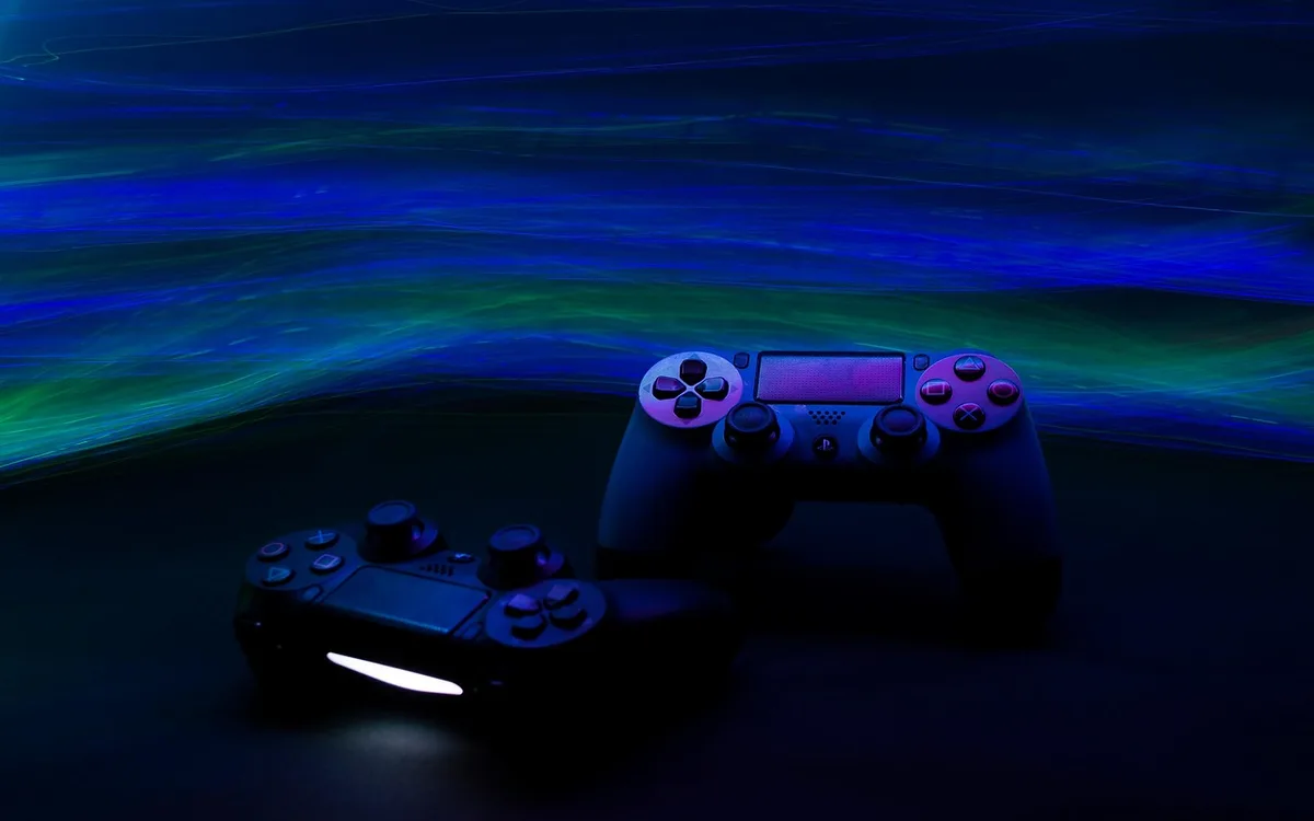 Jak wyczyścić PS4 z kurzu bez rozkręcania?