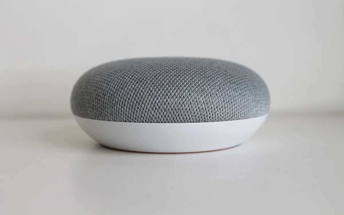 Dlaczego Asystent Google nadal się uruchamia mimo wyłączenia?