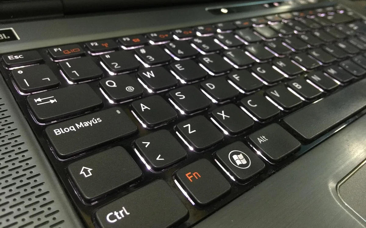 Jak wyłączyć podświetlenie klawiatury w MacBooku?