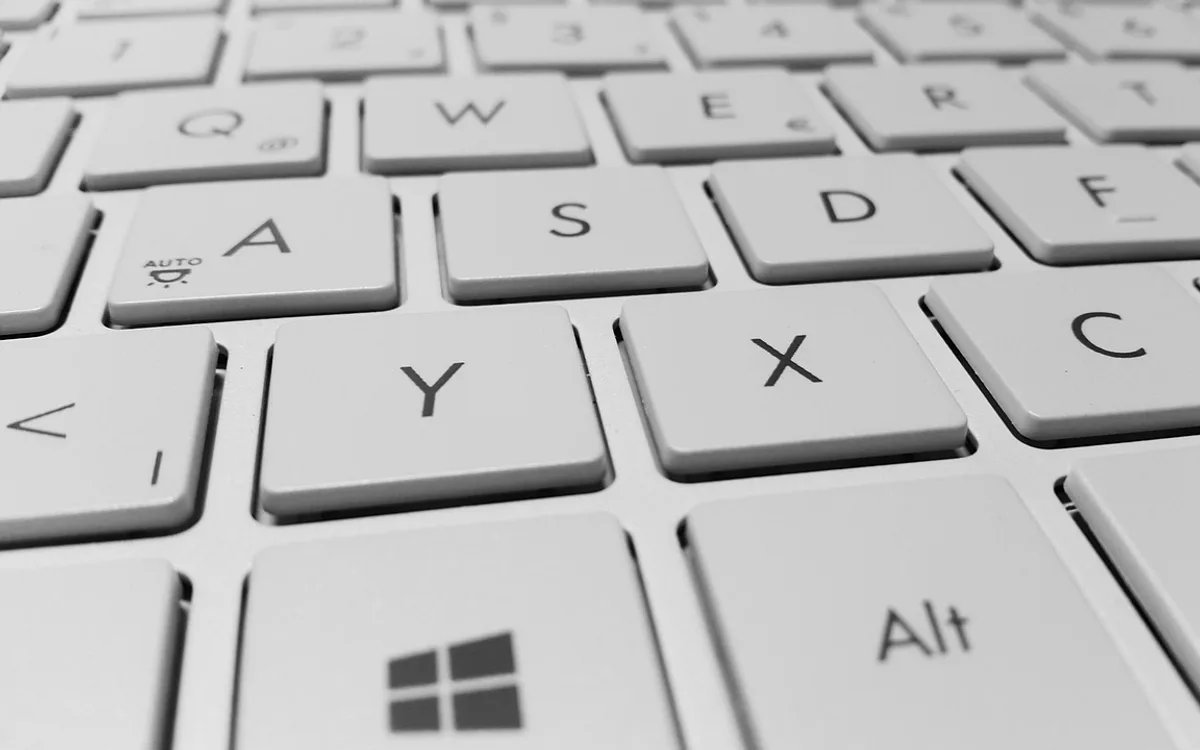 Co zrobić, gdy klawiatura laptopa sama wpisuje znaki lub została zalana?