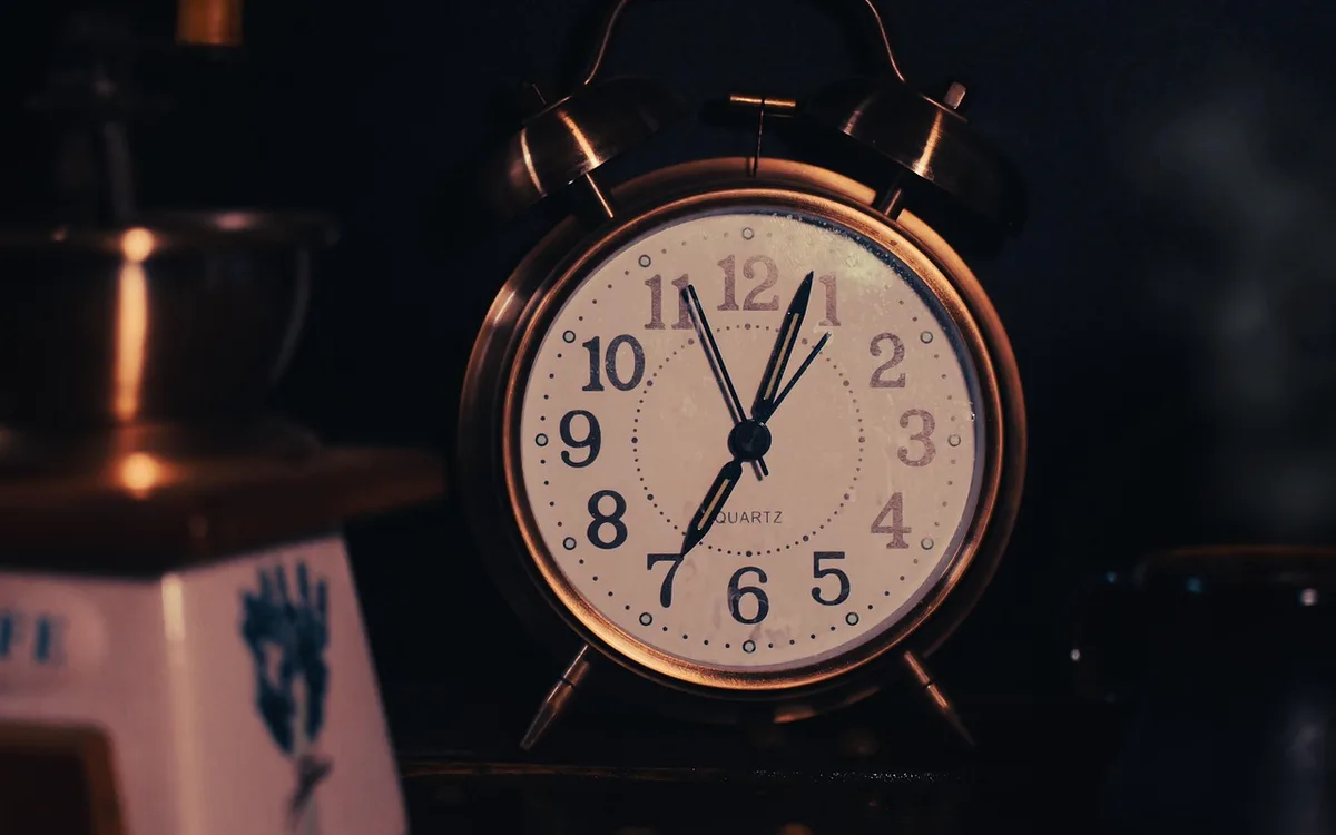 Jak ustawić alarm bez ryzyka pomyłki?