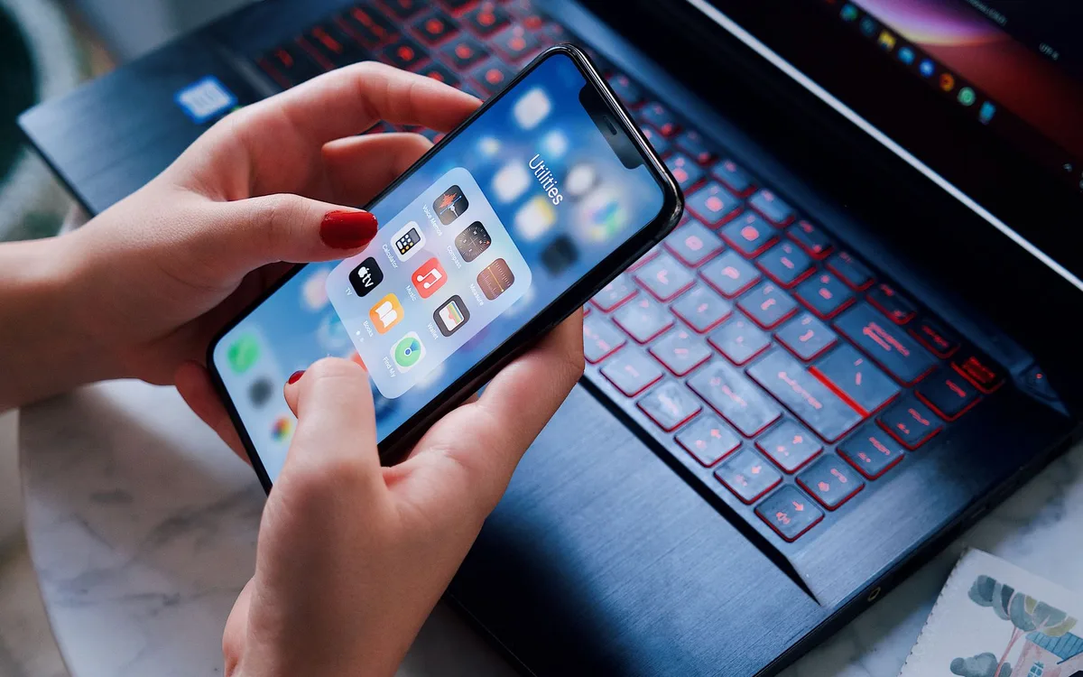 Jak zaktualizować aplikacje na laptopie z Windows i macOS?