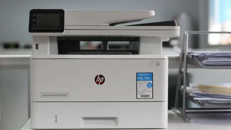 Skaner biurkowy z papierowymi dokumentami przygotowanymi do zapisu w PDF