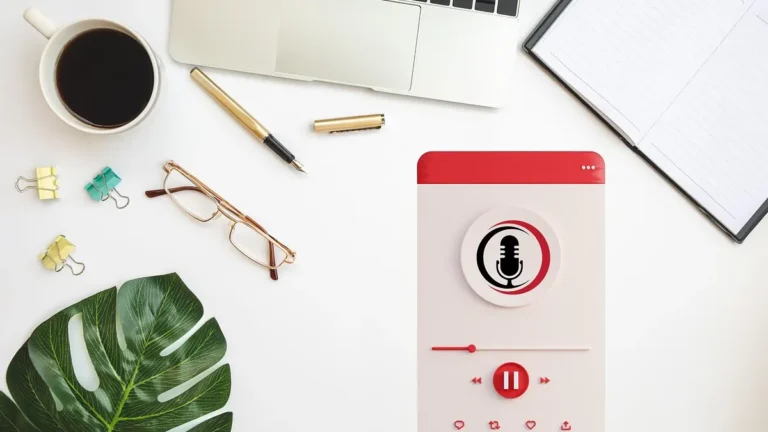 Laptop z mikrofonem i słuchawkami podczas transkrypcji nagrania audio