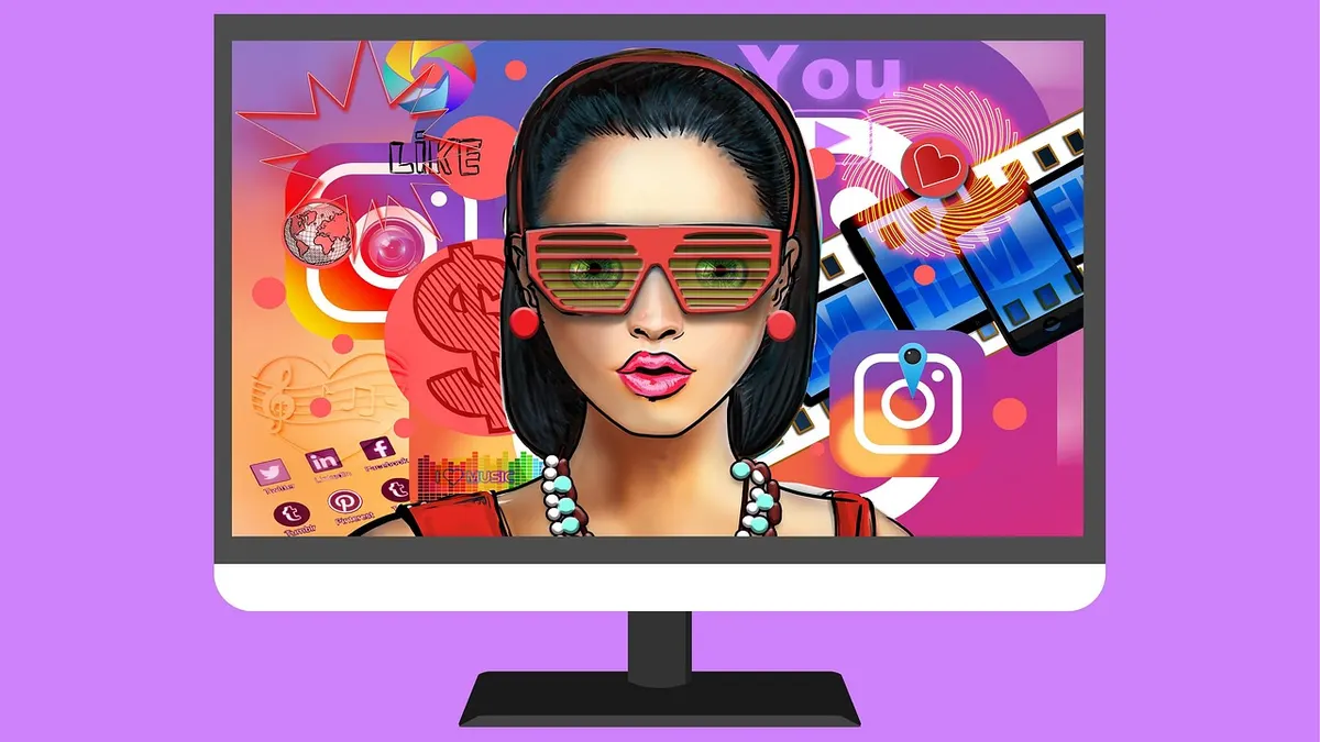 Laptop z programem do montażu filmów i osią czasu na ekranie