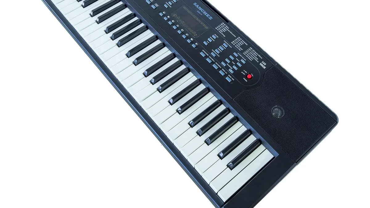 Laptop z klawiaturą MIDI i słuchawkami do tworzenia muzyki w domu
