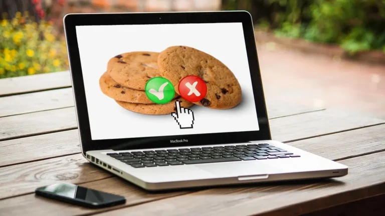 Laptop z widocznymi folderami i ikoną odzyskiwania plików