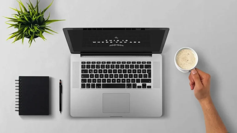 Laptop z ekranem logowania do chmury i klawiaturą