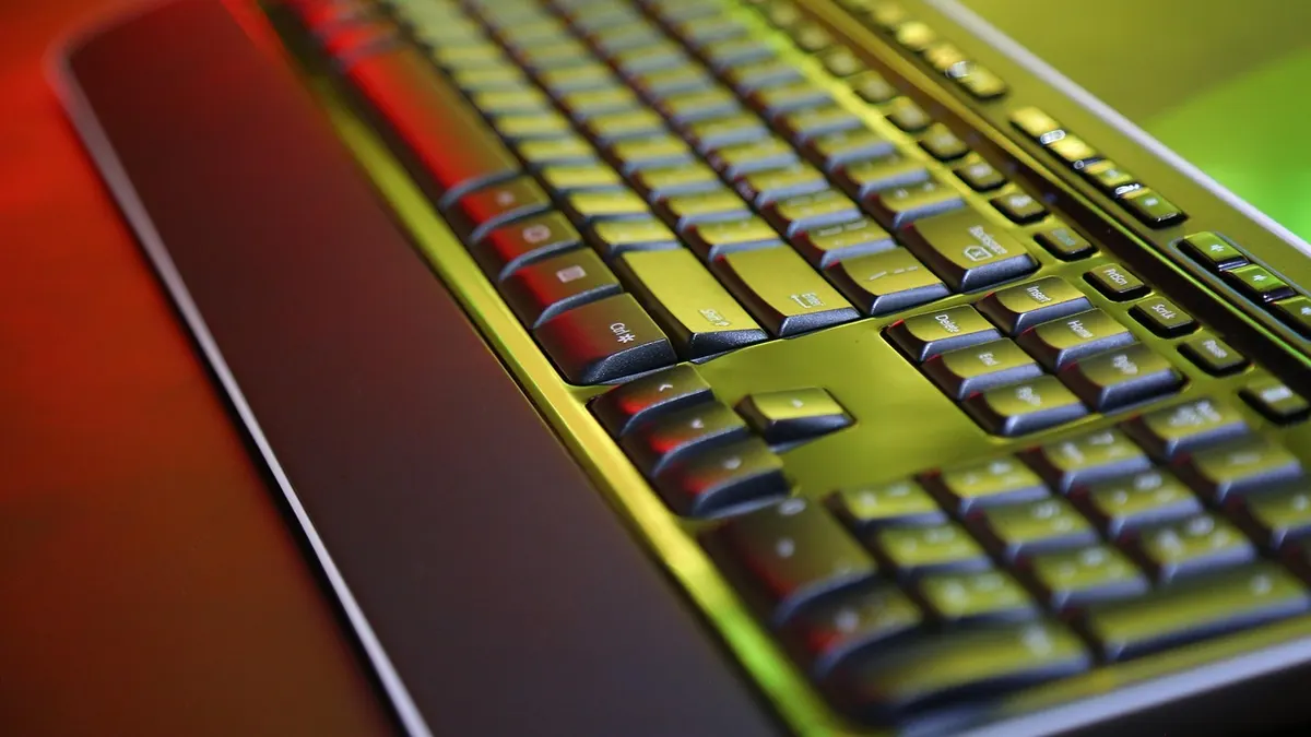 Laptop z folderami plików i skrótem do chmury na pulpicie