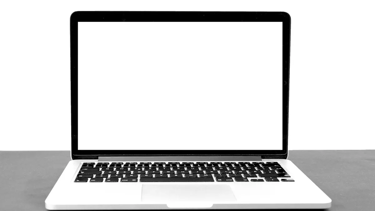 Laptop z otwartymi dokumentami PDF na biurku
