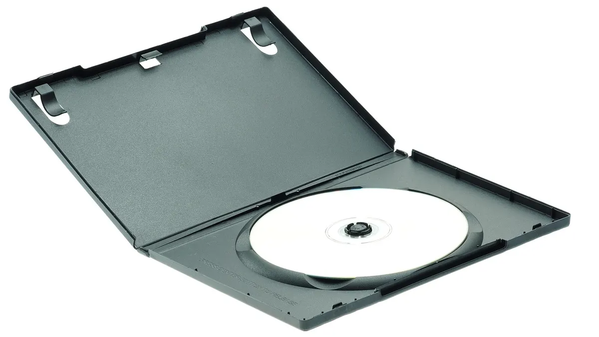 Zewnętrzna nagrywarka DVD USB i czysta płyta obok laptopa z systemem Windows 10