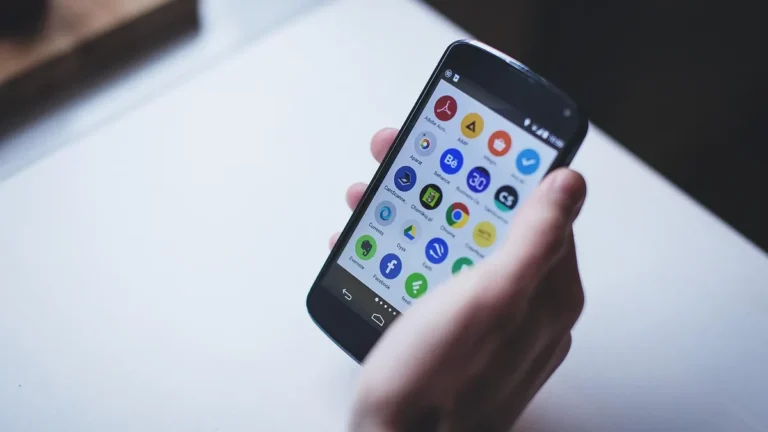 Smartfon z ekranem aplikacji Android gotowy do odinstalowania programu