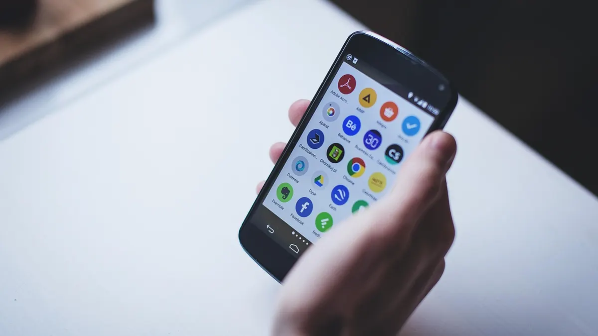 Smartfon z ekranem aplikacji Android gotowy do odinstalowania programu