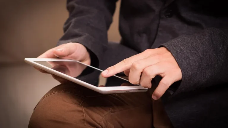 iPad z widocznymi ikonami aplikacji na ekranie głównym