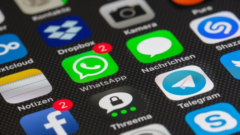 iPhone z ekranem aplikacji i ustawieniami usuwania