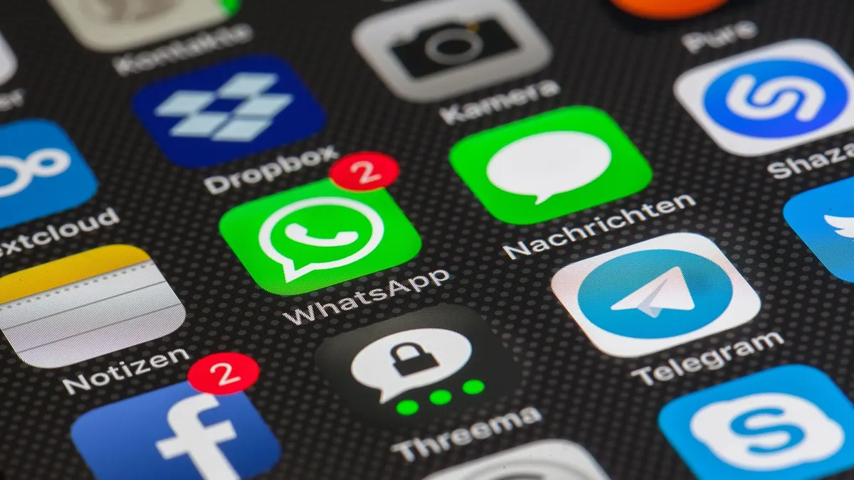 iPhone z ekranem aplikacji i ustawieniami usuwania