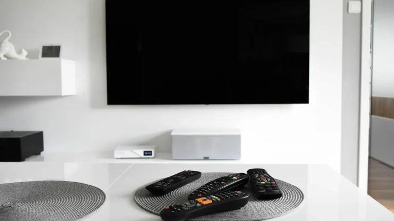 Pilot obok telewizora Samsung Smart TV na stoliku w salonie