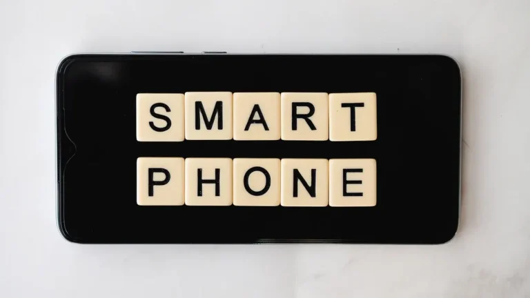 Smartfon z Androidem podłączony kablem USB do laptopa