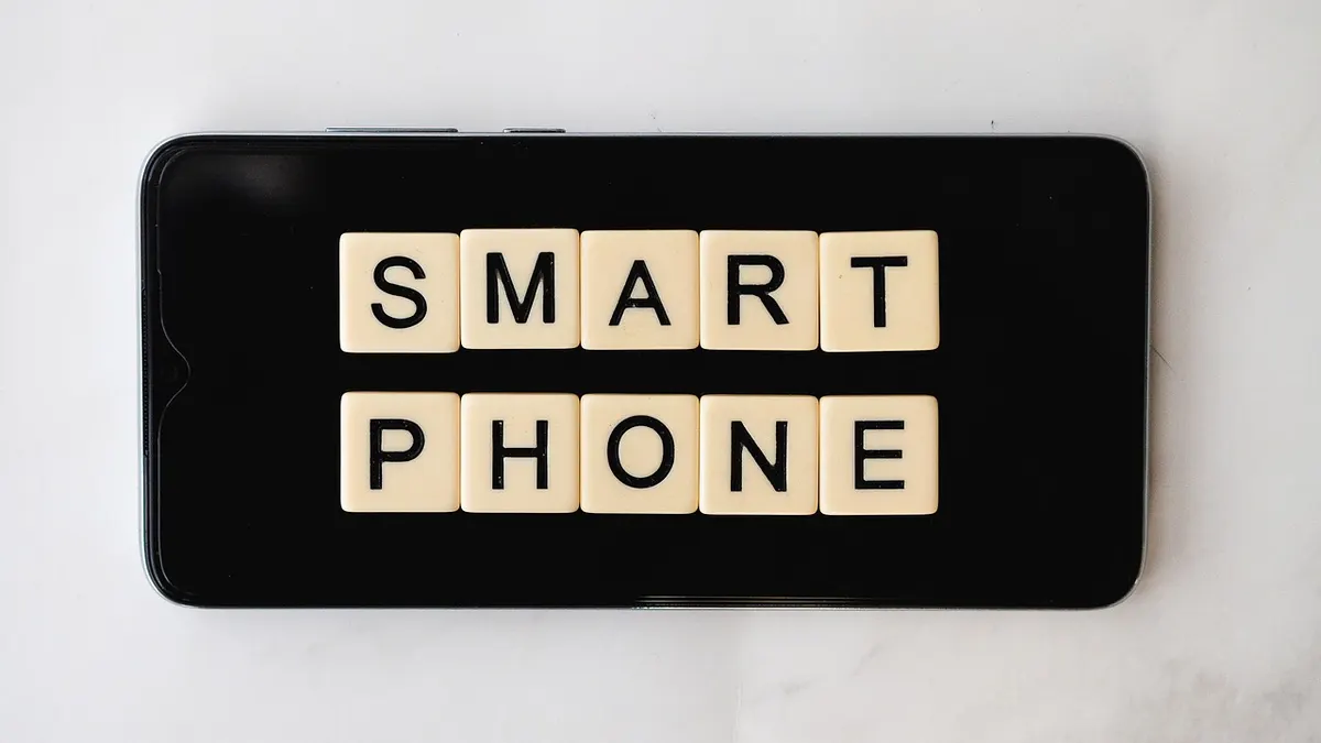 Smartfon z Androidem podłączony kablem USB do laptopa