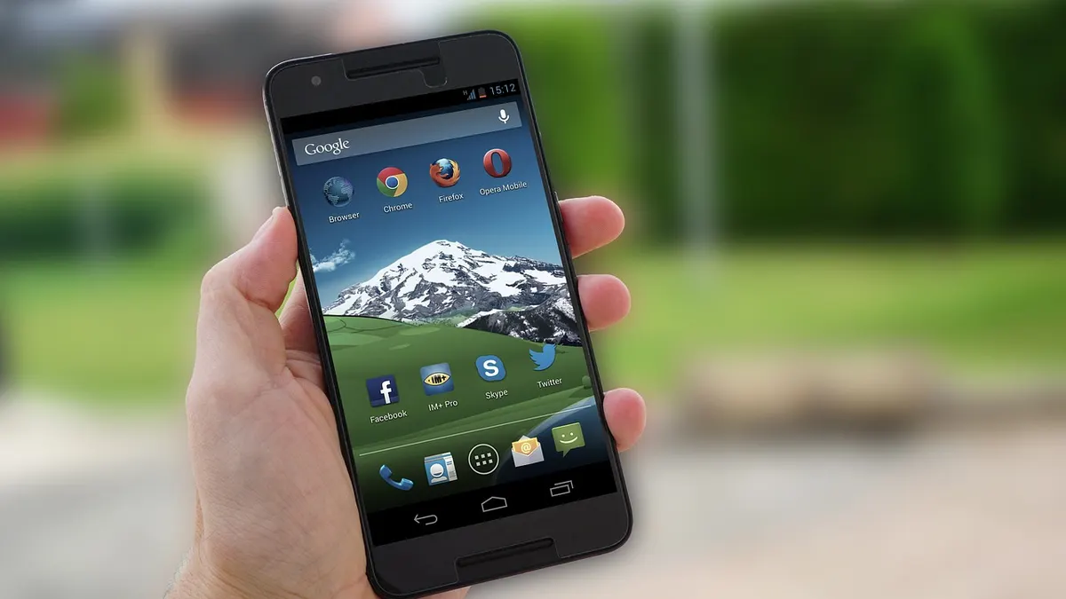 Smartfon z Androidem otwarty na ustawieniach aplikacji