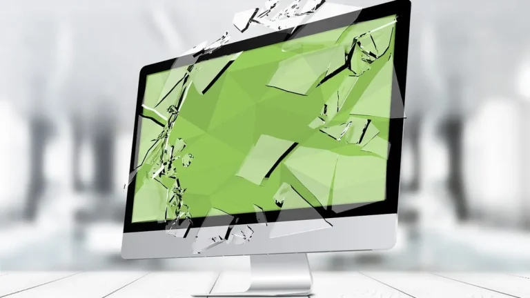Laptop z ekranem ustawień systemowych podczas usuwania programu antywirusowego