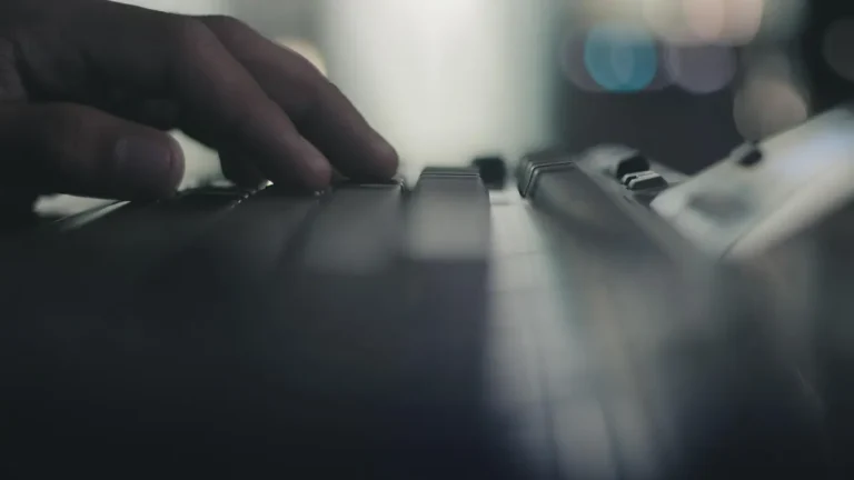 Laptop z otwartymi folderami gry i kopią zapasową plików Minecraft
