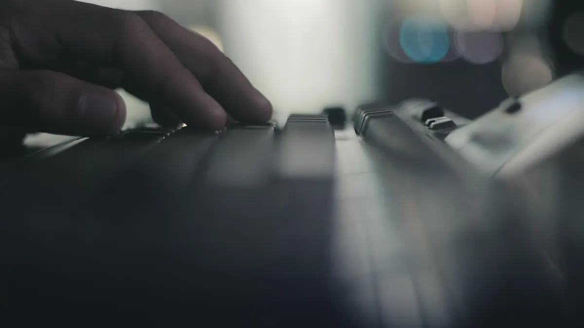 Laptop z otwartymi folderami gry i kopią zapasową plików Minecraft