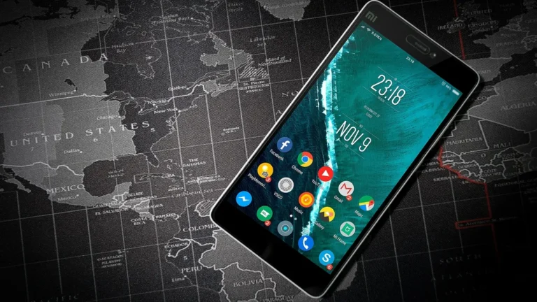 Smartfon z ekranem ustawień aplikacji podczas odinstalowywania