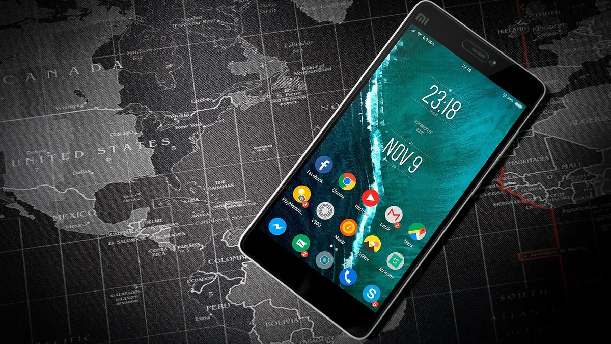Smartfon z ekranem ustawień aplikacji podczas odinstalowywania