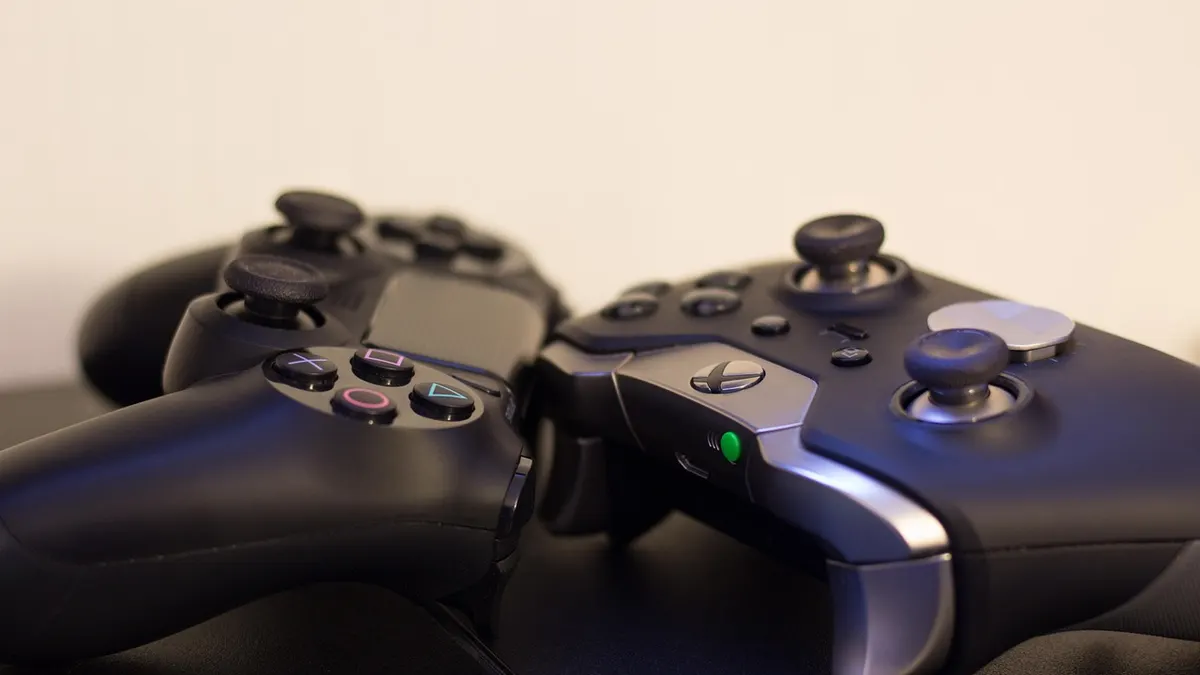 Konsola PlayStation z kontrolerem i ekranem zarządzania zainstalowanymi grami