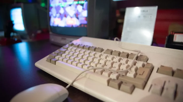 Laptop z otwartą biblioteką gier i dyskiem zewnętrznym na biurku