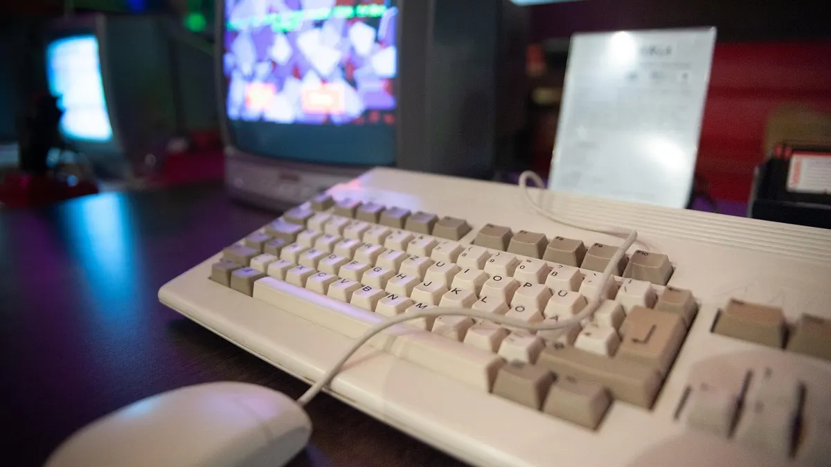 Laptop z otwartą biblioteką gier i dyskiem zewnętrznym na biurku