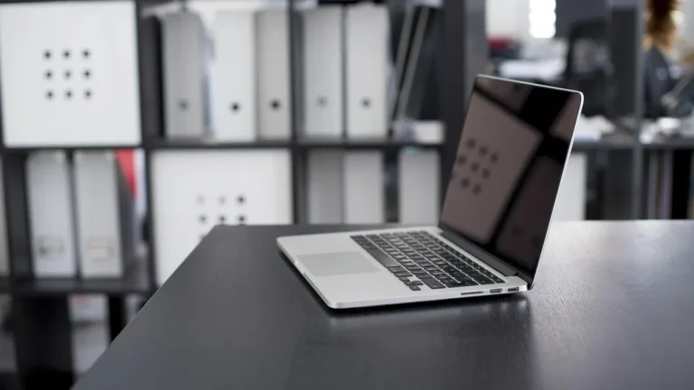 Laptop z otwartymi ustawieniami usuwania aplikacji Spotify
