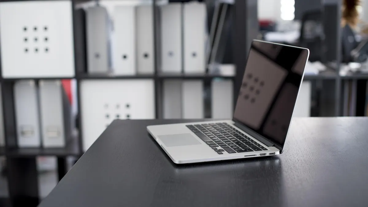 Laptop z otwartymi ustawieniami usuwania aplikacji Spotify
