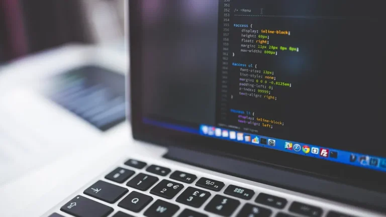 Laptop z otwartą listą programów podczas odinstalowywania Steam
