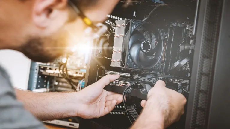 Laptop z otwartymi ustawieniami sprzętu podczas naprawy sterowników