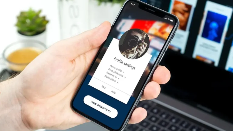 Smartfon z ekranem ustawień aplikacji przed odinstalowaniem TikToka