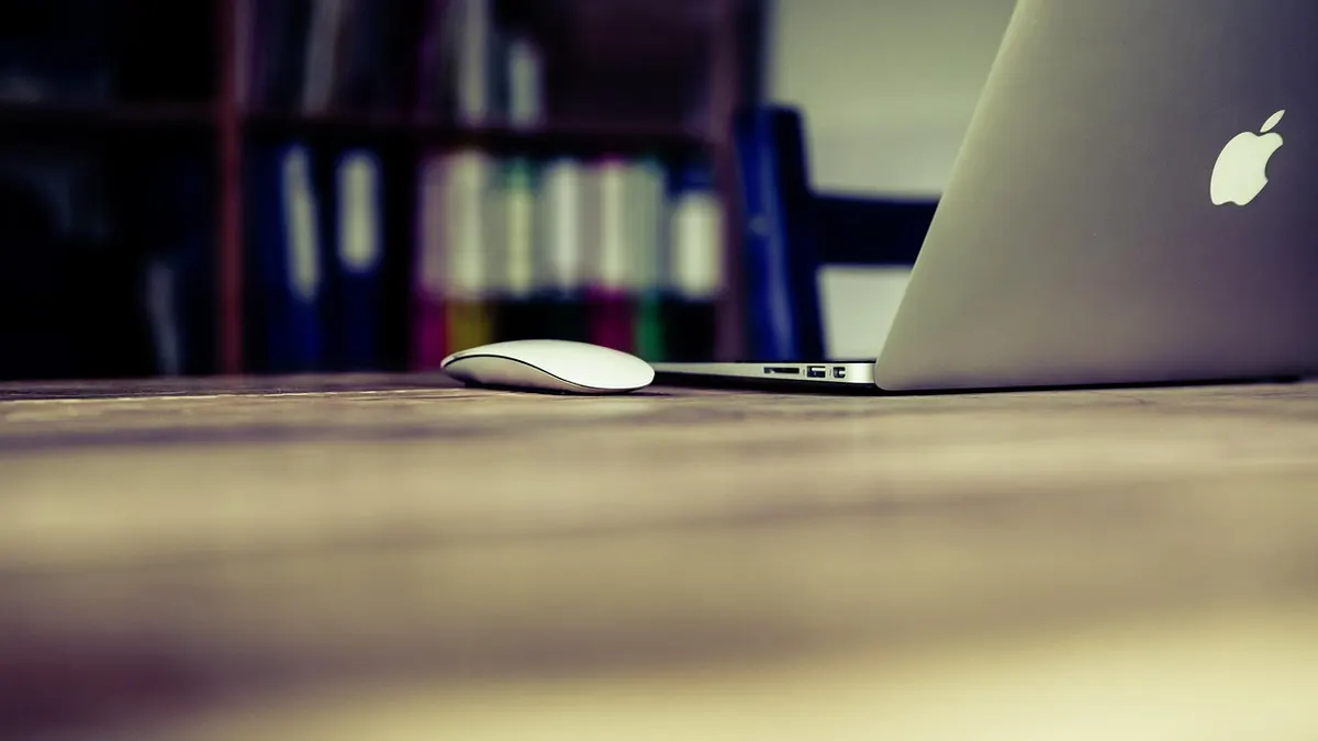 Laptop z otwartymi ustawieniami systemu podczas odinstalowywania programu biurowego