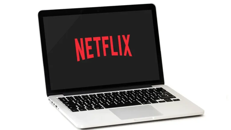 Laptop z otwartym odtwarzaczem pliku wideo AVI