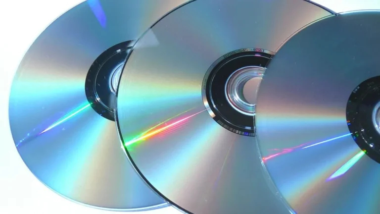 Laptop z płytą CD i plikami obrazu BIN na ekranie