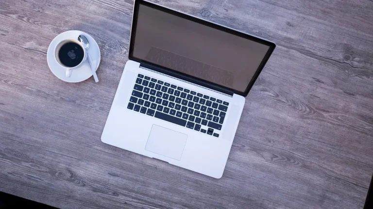 Laptop z otwartym projektem graficznym i plikami wektorowymi