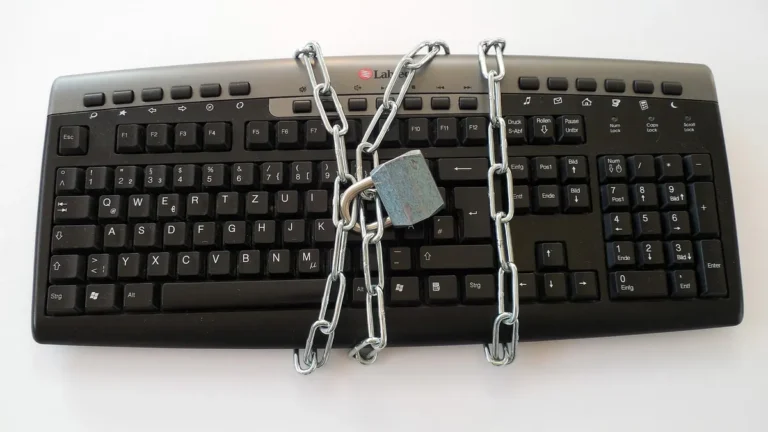 Laptop z ikoną kłódki i zabezpieczonym dokumentem