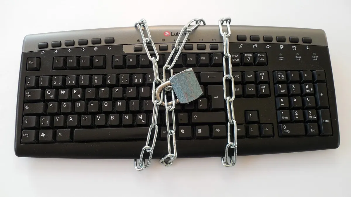 Laptop z ikoną kłódki i zabezpieczonym dokumentem
