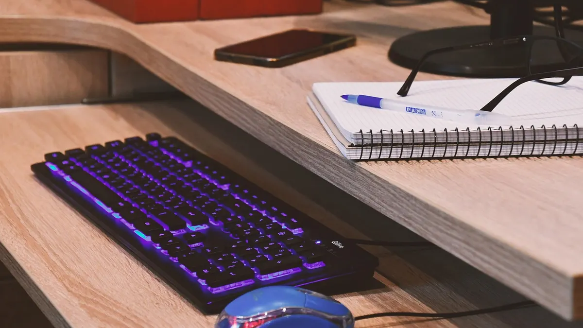 Laptop z arkuszem kalkulacyjnym i danymi CSV na ekranie