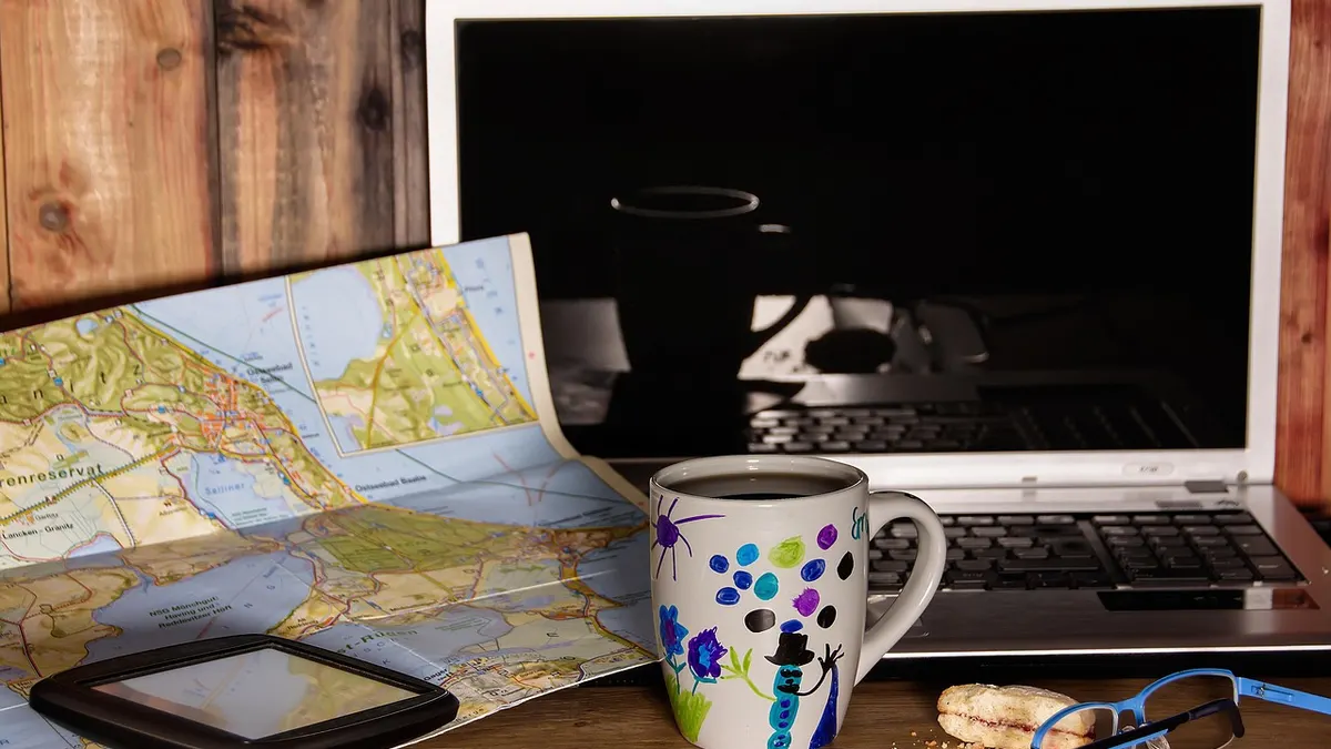 Laptop z mapą cyfrową i danymi geograficznymi na ekranie