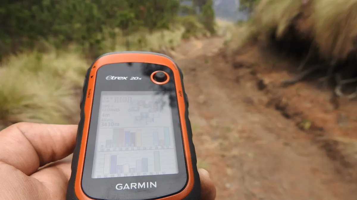 Smartfon z trasą GPS wyświetloną na mapie