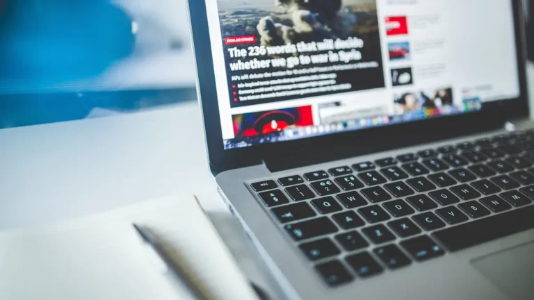 Laptop z otwartą stroną HTML w przeglądarce internetowej