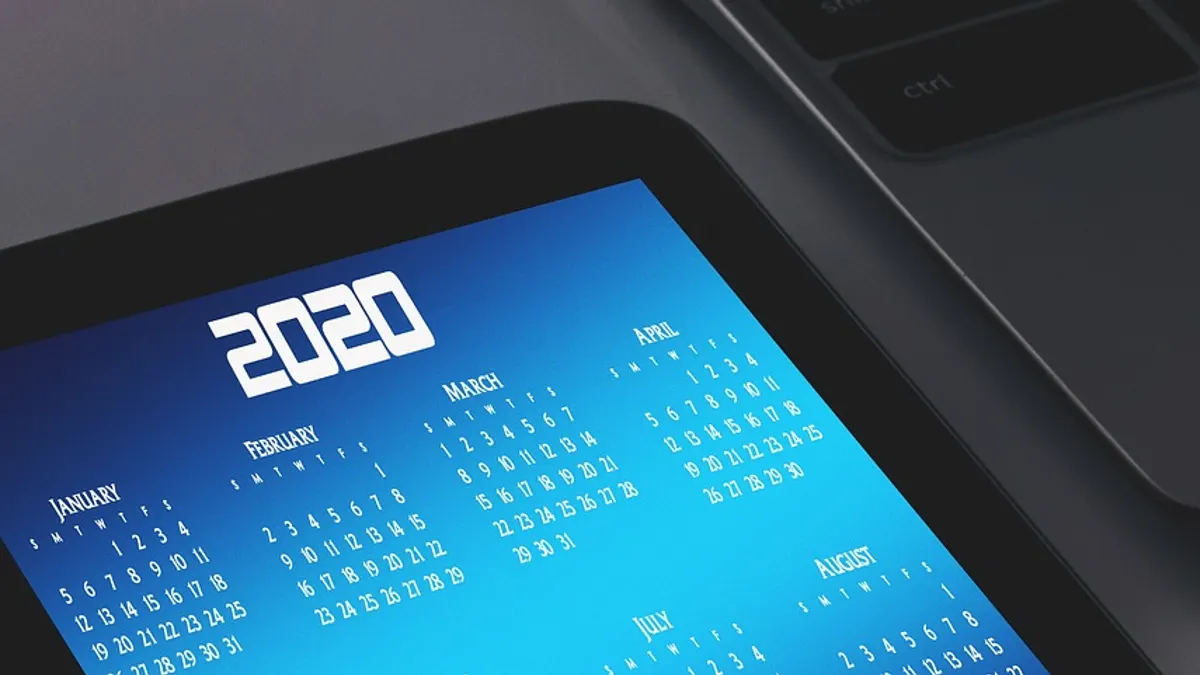 Smartfon z widokiem kalendarza i zaplanowanymi wydarzeniami
