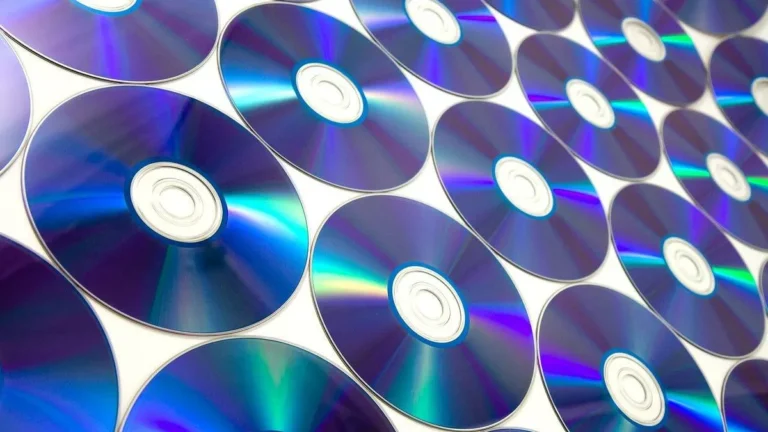 Laptop z płytą DVD i widocznym napędem optycznym